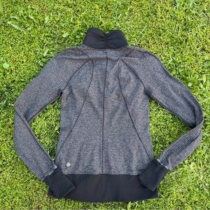 LULULEMON Runderful 1/2 Zip size 6 activewear Preowned casual thumbholes